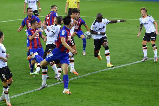 Thật không may chút nào! Geoffrey Kondogbia (Valencia) nỗ lực phá bóng từ quả phạt góc của đối phương nhưng cú sút hụt của anh đã đưa bóng về lưới nhà, bóng đi một cách hiểm hóc vào góc thấp bên phải! Có lẽ anh sẽ không dám xem lại tình huống này trên tivi vào ngày mai.