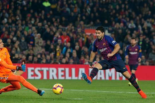 Luis Suarez (Barcelona) suýt nữa ghi bàn. Anh ấy đón một đường chuyền trong vòng cấm, và lẽ ra phải dứt điểm tốt hơn thay vì sút thẳng vào thủ môn Jordi Masip.