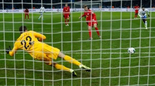 Vào! Timo Werner (RB Leipzig) tinh quái dừng lại một nhịp trước khi sút, chờ cho thủ môn Rune Jarstein đổ người trước khi bình tĩnh đưa bóng vào góc thấp bên trái.