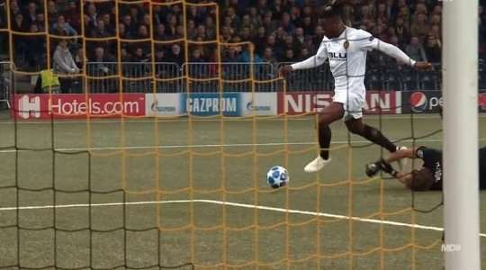 Carlos Soler chuyền bóng đến chân Michy Batshuayi (Valencia), người đang đứng ở vị trí đối mặt với thủ môn. Một cú vung chân động tác giả của cầu thủ này làm cho thủ môn mất thăng bằng và nhiệm vụ còn lại của anh đơn giản chỉ là bấm bóng qua người thủ môn vào lưới.