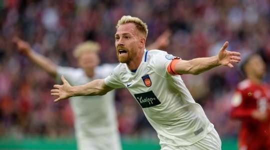 Vào! Sau khi nhận một đường chuyền tốt, Marc Schnatterer (Heidenheim) tung một cú sút đi thẳng vào góc thấp bên trái khung thành. Một tình huống phối hợp đồng đội tuyệt vời!