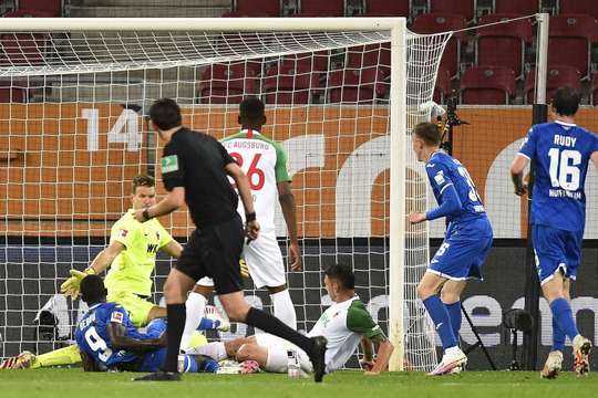 Vào! Ihlas Bebou (Hoffenheim) đã có mặt đúng lúc đúng chỗ để lấy bóng bật ra trong vòng cấm, và anh ấy sút bóng đi chìm vào phía trong cột dọc bên trái. Tỉ số là 1:3.
