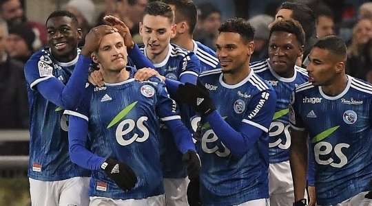 Dimitri Lienard (Strasbourg) thực hiện quả đá phạt và đánh bại thủ môn với một cú sút đi vào phía trong cột dọc bên trái. Đơn giản là quá tuyệt vời!
