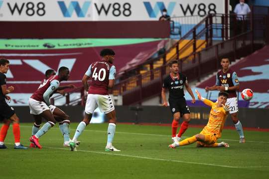 Vào! Kortney Hause (Aston Villa) đã có mặt đúng lúc đúng chỗ để lấy bóng bật ra trong vòng cấm, và anh ấy sút bóng đi chìm vào phía trong cột dọc bên phải. Tỉ số là 1:0.