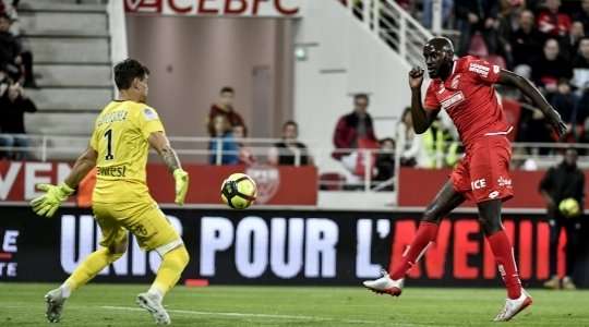 Julio Tavares (Dijon) nhận một đường chuyền tốt trong vòng cấm và sút bóng trái phá vào phía trong cột dọc bên trái. Một pha dứt điểm lạnh lùng!