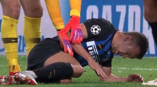 Có vẻ như Ivan Perisic (Inter) đang gặp khó khăn sau khi bị choáng. Chúng ta sẽ xem liệu anh ấy có thể vượt qua không.