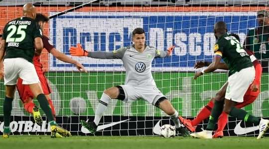 Vào! Jonathan de Guzman (Eintracht Frankfurt) chớp cơ hội sau một tình huống bóng bật ra trong vòng cấm và đánh bại thủ môn với một cú sút vào góc thấp bên trái. Tỉ số đã được nâng lên: 0:1.