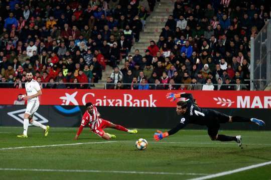 Rất nguy hiểm! Karim Benzema (Real Madrid) thử một cú cứa lòng từ ngoài rìa vòng cấm, nhưng bóng đi lệch một chút xíu ra ngoài cột dọc bên trái. Bóng đã đi hết đường biên ngang và Girona sẽ có một quả phát bóng lên.