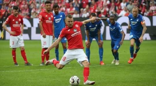 Daniel Brosinski (Mainz) đánh bại thủ môn với một quả đá phạt đền chính xác.