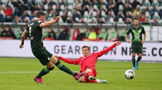 Vào! Đường chọc khe tinh tế của Josip Brekalo kiến tạo cho Wout Weghorst (Wolfsburg) một cơ hội bên trong vòng cấm. Cầu thủ này đã không mắc bất kì sai lầm nào với một cú sút căng như kẻ chỉ vào cạnh trái của khung thành. Tỉ số là 1:0.