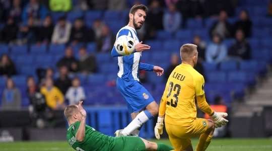 Vào! Matias Vargas lấy bóng, giúp Facundo Ferreyra (Espanyol) thoát xuống vòng cấm và anh ấy ghi bàn với một pha dứt điểm bấm bóng thú vị để thay đổi tỉ số thành 4:0.