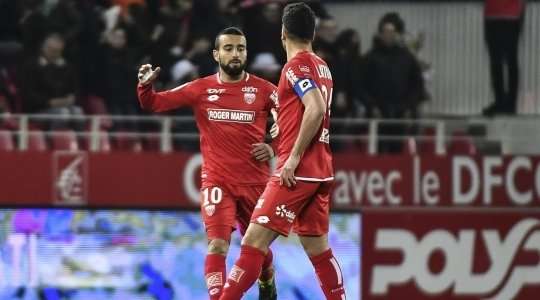 Vào! Naim Sliti (Dijon) sút bóng vào góc trái khung thành, vượt qua tầm với của Edouard Mendy dù thủ môn đã đổ người hết cỡ.