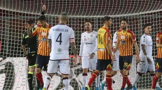 Gianluca Lapadula (Lecce) bị đuổi khỏi sân với một chiếc thẻ đỏ trực tiếp. Anh ấy không thể tin vào mắt mình, nhưng quyết định của trọng tài là quyết định cuối cùng.