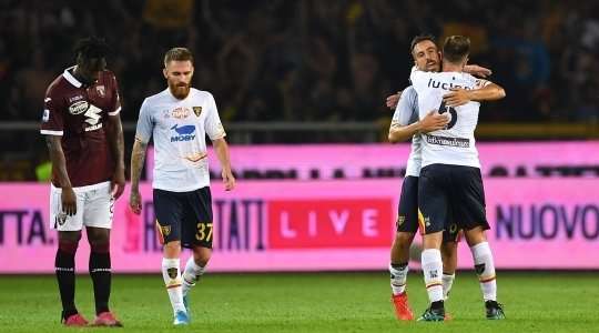 Vào! Marco Mancosu (Lecce) đón bóng bật ra và từ rìa vòng cấm, anh ấy tung một cú sút đi vào phía trong cột dọc bên phải. Tỉ số là 1:2.
