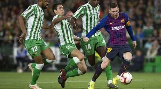 Vào! Luis Suarez vừa thả một đường chọc khe thông minh cho Lionel Messi (Barcelona), anh xâm nhập vòng cấm và phóng một cú sút chính xác về phía góc thấp bên trái khung thành. Tỉ số là 0:2.