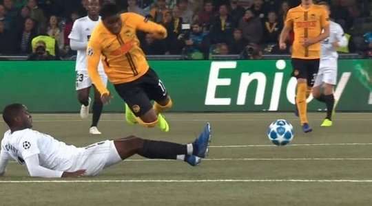 Carlos Soler (Valencia) bị cảnh cáo bằng một chiếc thẻ vàng cho tình huống phạm lỗi trước đó.