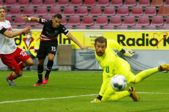 Erik Thommy (Dusseldorf) đón một đường chuyền trong vòng cấm và ghi bàn với một cú sút mạnh vào góc thấp bên phải. Thủ môn đã không thể làm gì được.