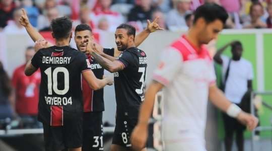 Đốt lưới nhà! Lewis Baker (Dusseldorf) có vẻ như đang có một ngày thi đấu quá xui xẻo khi anh vô tình đưa một chuyền của đối phương vào thẳng lưới nhà. Tỉ số đã thay đổi thành 0:1.