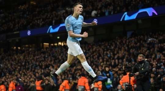 Leroy Sane chuyền bóng đến chân Phil Foden (Manchester City), người đang đứng ở vị trí đối mặt với thủ môn. Một cú vung chân động tác giả của cầu thủ này làm cho thủ môn mất thăng bằng và nhiệm vụ còn lại của anh đơn giản chỉ là bấm bóng qua người thủ môn vào lưới.