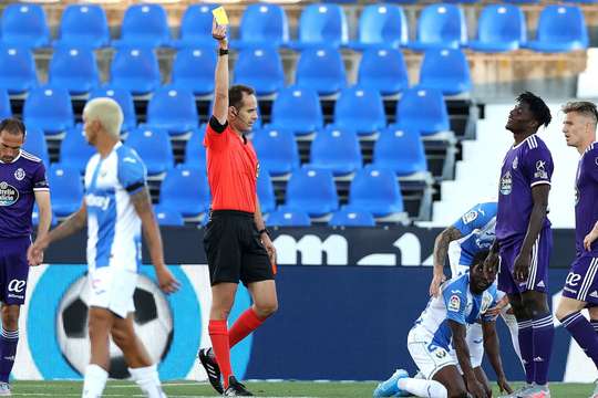 Mohammed Salisu (Valladolid) bị phạt vì cài chân, một pha phạm lỗi tồi. Mario Melero Lopez, thổi còi vì pha phạm lỗi, cho thấy rõ ông ấy sẽ không tha thứ hành vi như vậy. Sẽ có một quả phạt đền dành cho Leganes.