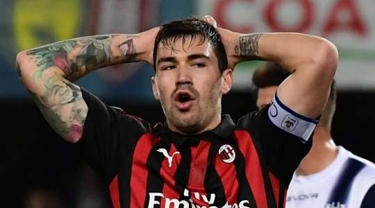 Alessio Romagnoli (AC Milan) bỏ lỡ một cơ hội khổng lồ! Anh nhận đường treo bóng vào rất tốt từ quả đá phạt và tung một cú sút căng từ cự li gần. Rất không may là bóng đi chệch cột dọc bên trái trong gang tấc!