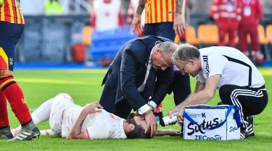 Trận đấu đang bị gián đoạn, Gonzalo Higuain (Juventus) bị choáng sau cú va chạm và các nhân viên y tế phải vào sân.