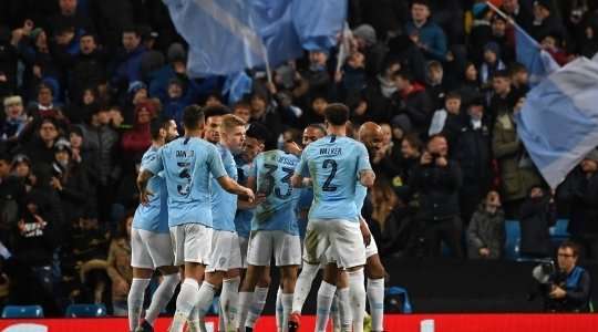 Gabriel Jesus (Manchester City) nhận một đường chuyền tuyệt vời từ đồng đội nhưng cú sút của anh lại đi quá hiền vào chính giữa khung thành. Nhưng không! Thủ môn đã mắc một sai lầm chết người và quả bóng đã chui vào lưới!