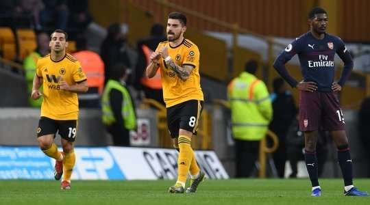 Vào! Ruben Neves (Wolves) ghi một bàn thắng đẹp mắt từ quả đá phạt. Bóng đi chuẩn xác vào phía trong cột dọc bên trái. Một cú sút tuyệt vời!