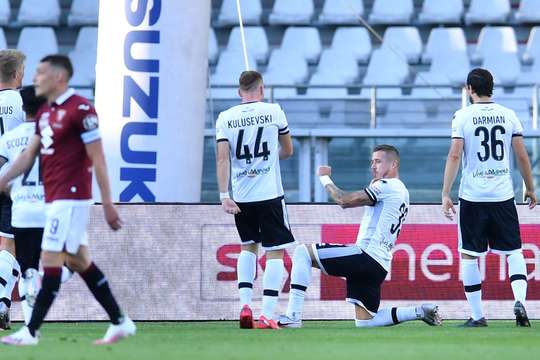Một bàn thắng đẹp mắt! Gervinho chuyền bóng cho Juraj Kucka (Parma), người đang đứng ở một vị trí trống trải trong vòng cấm để cầu thủ này sút bóng qua người thủ môn Salvatore Sirigu vào lưới. Tỉ số là 1:1.