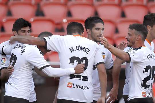 Vào! Goncalo Guedes (Valencia) len lỏi qua các cầu thủ đối phương trước khi tung một cú sút tuyệt diệu từ rìa vòng cấm vào góc cao bên phải mành lưới. Thủ môn Ruben đã không có cơ hội nào để chạm vào quả bóng. Tỉ số là 1:0.