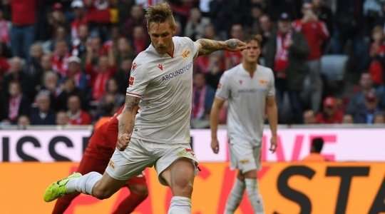 Vào! Sebastian Polter (Union Berlin) giành chiến thắng trên chấm phạt đền bằng một cú sút không thể cản phá, vượt qua tầm với của thủ môn Manuel Neuer vào góc thấp bên trái.
