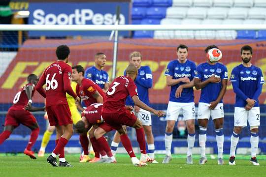Đứng trước bóng trong một tình huống đá phạt, Fabinho (Liverpool) quyết định tung một cú sút thẳng vào nóc lưới, nhưng nỗ lực của anh chỉ giúp thủ môn Jordan Pickford có thêm một pha cản phá thành công. Liverpool có quả phạt góc.