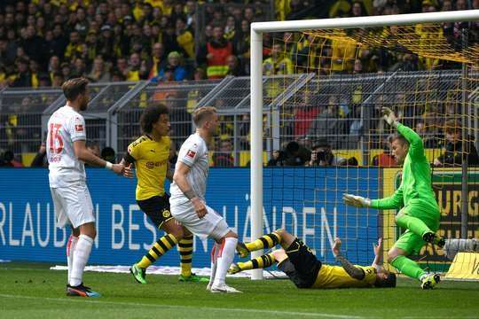 Đó là một bàn thắng! Christian Pulisic (Dortmund) xuất sắc đón một quả tạt trong vòng cấm và đánh đầu hiểm hóc vào mé trong cột dọc bên trái.