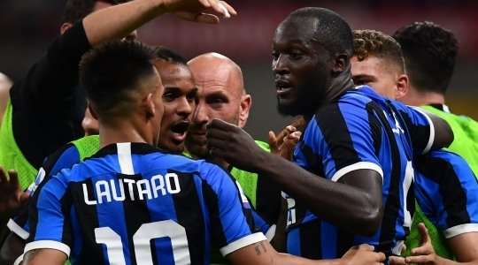 Vào! Romelu Lukaku (Inter) đã có mặt đúng lúc đúng chỗ để lấy bóng bật ra trong vòng cấm, và anh ấy sút bóng đi chìm vào phía trong cột dọc bên trái. Tỉ số là 3:0.