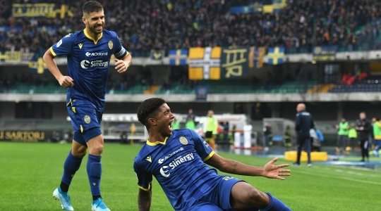 Eddy Anthony Salcedo Mora (Verona) nhảy cao nhất để đón bóng từ quả phạt góc được thực hiện hoàn hảo bởi Miguel Veloso. Cú đánh đầu hiểm hóc của anh đã đưa bóng vào góc cao bên phải khung thành, trong sự bất lực của thủ môn. Tỉ số được nâng lên 1:0.