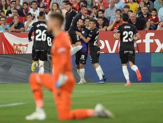 Vào! Martin Braithwaite (Leganes) chớp cơ hội sau một tình huống bóng bật ra trong vòng cấm và đánh bại thủ môn với một cú sút vào mé trong cột dọc bên trái. Tỉ số đã được nâng lên: 0:2.