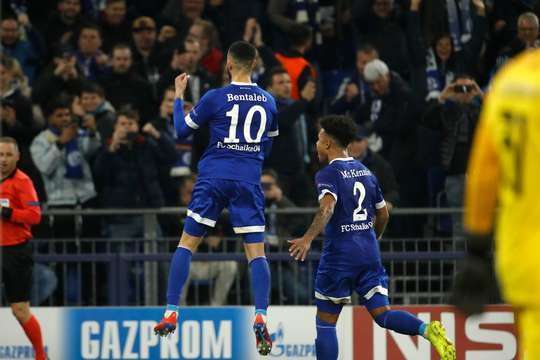 Vào! Nabil Bentaleb (Schalke) giành chiến thắng trên chấm phạt đền bằng một cú sút không thể cản phá, vượt qua tầm với của thủ môn Santana De Moraes vào góc thấp bên phải.