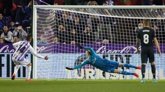 Màn ăn mừng của Valladolid bị dội một gáo nước lạnh bởi trọng tài Jesus Gil Manzano vừa ra hiệu KHÔNG CÔNG NHẬN BÀN THẮNG vì đã có lỗi việt vị. Đó là quyết định cuối cùng từ hệ thống VAR.