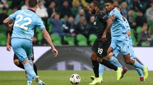 Serkan Asan (Trabzonspor) vừa ghi một bàn thắng, thật không may cho anh ấy và cả các đồng đội, một bàn thắng vào lưới nhà!