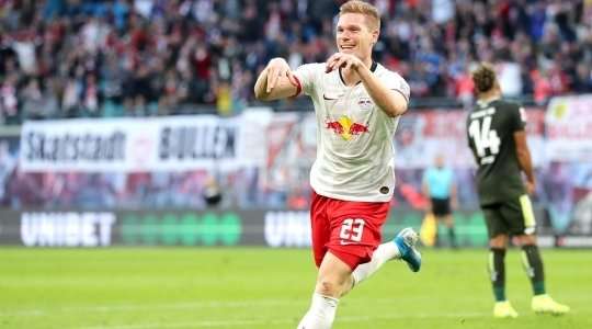 Marcel Halstenberg (RB Leipzig) ghi bàn! Anh ấy đón một đường chuyền của đồng đội và tung một cú sút hoàn hảo từ rìa vòng cấm, đi vào phía trong cột dọc bên trái khung thành, vượt quá tầm với của thủ môn.