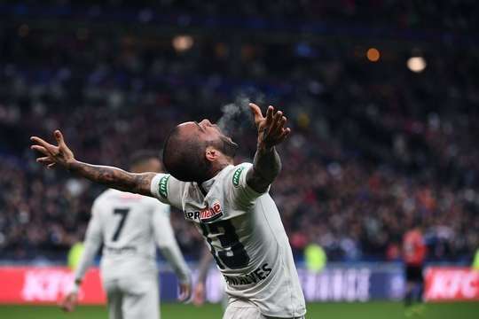 Bóng đã làm tung lưới! Neymar đưa bóng vào từ quả phạt góc, Dani Alves (Paris SG) tìm được khoảng trống cho mình tại rìa vòng cấm để tung một cú sút không thể ngăn chặn. Pha dứt điểm của anh ấy đi vào sát mép trong cột dọc bên trái và vượt quá tầm với của thủ môn. Tỉ số là 0:1.