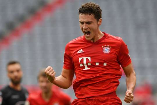 Vào! Bóng được treo vào vòng cấm từ quả phạt góc và tìm đến đầu của Benjamin Pavard (Bayern Munich), người đã nhảy cao nhất và thử vận may với một cú đánh đầu từ gần chấm phạt đền. Pha dứt điểm có đủ lực và đủ chính xác để đi vào sát mé trong cột dọc bên phải. Tỉ số của trận đấu đã được cập nhật: 2:0.