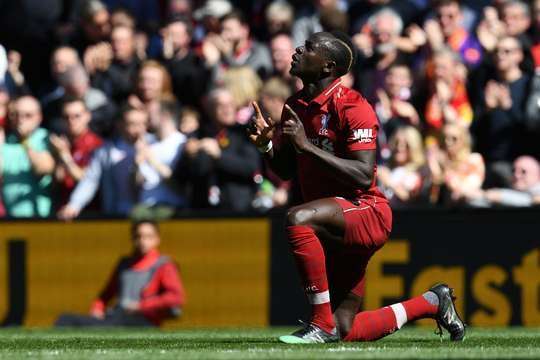 Trent Alexander-Arnold chuyền bóng cho Sadio Mane (Liverpool) với một đường bóng sắc sảo trong vong cấm, cầu thủ này ngay lập tức sút rất mạnh vào phía trong cột dọc bên phải. Một pha dứt điểm lạnh lùng! Anh ấy nâng tỉ số lên 1:0.