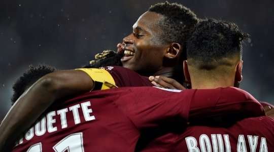 Habib Diallo (Metz) nhận một đường chuyền sát thủ và dứt điểm đơn giản nhưng chính xác, làm tung lưới khung thành đối phương.