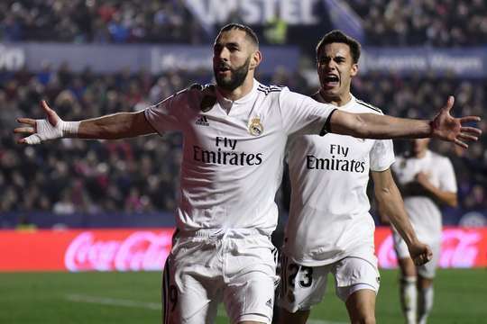 Vào! Karim Benzema (Real Madrid) giành chiến thắng trên chấm phạt đền bằng một cú sút chìm không thể cản phá, vượt qua tầm với của thủ môn Aitor Fernandez Abarisketa vào giữa khung thành.