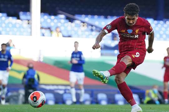 Bóng đập vào một cầu thủ đối phương và chuyển hướng tới chân Roberto Firmino (Liverpool) đang đứng ở rìa vòng cấm, anh sút rất mạnh về phía khung thành. Rất tiếc cho cầu thủ này vì vì cú sút đi lệch khá xa về phía bên phải.