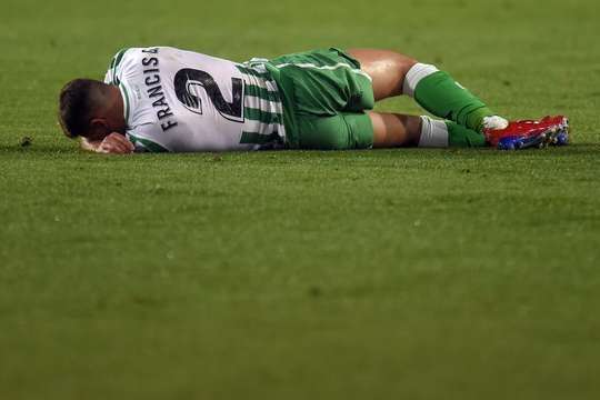 Francis Guerrero (Betis) đang nằm sân trong đau đớn và anh cần sự chăm sóc y tế. Chúng ta vẫn chưa thể xác định được mức độ nghiêm trọng của chấn thương vừa rồi.