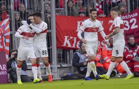 Một khoảnh khắc đẹp mắt! Anastasios Donis (VfB Stuttgart) lấy bóng và tung một cú sút mạnh từ xa. Đó là một quyết định sáng suốt và pha dứt điểm vừa rồi đã đi thẳng vào góc cao bên phải khung thành. Thủ môn Manuel Neuer chỉ có thể lắc đầu trong tuyệt vọng! Tỉ số đã được nâng lên 1:1.