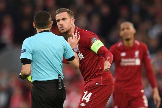 Cuneyt Cakir rút thẻ vàng cho Fabinho (Liverpool) vì pha phạm lỗi nặng.