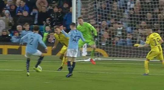 Vào! Riyad Mahrez tung một đường chuyền tuyệt vời đến vị trí của Kyle Walker (Manchester City) trong vòng cấm, và cầu thủ này tận dụng rất tốt cơ hội để dứt điểm với một cú sút chìm gọn gàng vào lưới. 8:0.